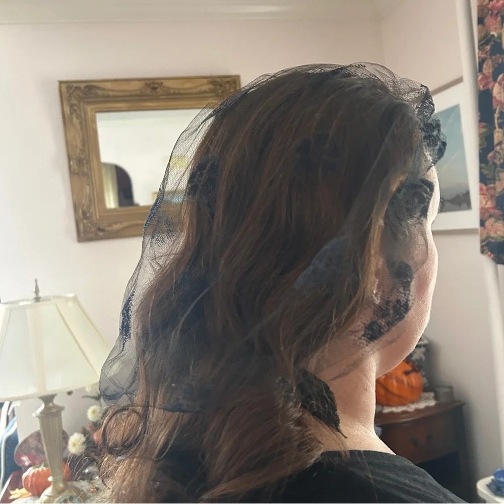 Vintage Spanish Black Lace Chapel Veil / Mantilla Head Covering - Picture 6 of 15